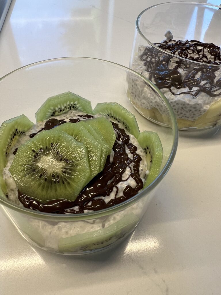 chia-kokos pudding met kiwi schijfjes en gesmolten chocolade